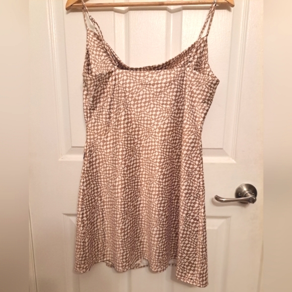 DYNAMITE DRESS - Picture 2 of 4